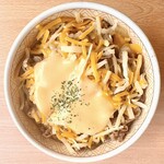 すき家 - とろーり3種のチーズ牛丼（タバスコ付）【並盛590円】