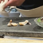 すしやのたい悟 - 貝類の仕込み