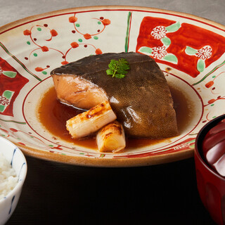 ランチ名物【煮魚定食】も大好評