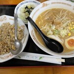 麺たんぴん - 料理写真:みそラーメンと半チャーハン