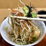 Teuchi Soba Kosuge - 錦そば
                        
                        カイワレのような緑の野菜は蕎麦の新芽
