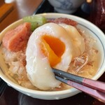 日本料理 きらく - カツオ節ごはんに温泉卵を乗せてミニ丼へ