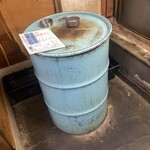 立ち飲み屋 大久 - ドラム缶テーブル