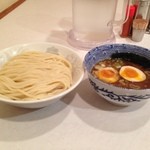 頑者 - 味玉つけめん、大盛り！  もはや定番。不満なし、問題なし。魚粉も味玉も、今日もイイ感じ♡  