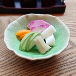 かぶと - ぬか漬け 色鮮やかな紅しぐれ大根