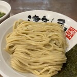 Tsukemen Tsukiya - 星を蓄えた、中太麺。〆る水が冷たい冬なので、しっかり冷えたコシ強めの旨さ。水切りもしっかりしており、水っぽさも無い。