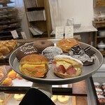 OLGA LE BON BON DONUTS 博多店 - 最左チョコクリーム、左上ココアドーナツ、左下明太卵焼き、真ん中カフェオレクリーム、右上シンプルなもの、右下苺カスタード、最右オレオ