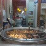Umibouzu Honten - お店の外から見える鍋