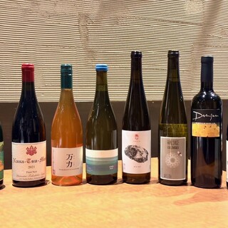A variety of drinks that go well with your food, including domestic natural wine and Japanese tea