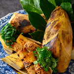 旬菜魚 藍 - 採れたての柔らかい筍は皮ごと炭火で焼いています。