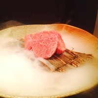 肉の匠 将泰庵  船橋本店 - なんともニクい演出。
                    私には脂が強かったけれど美味しいのは間違えなし。