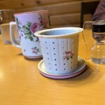 中国菜 一燈火 - カップの中に茶葉うけ？漉し器？が入ってました