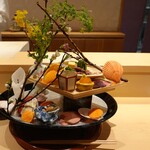 銀座 しのはら - 八寸：帆立いかの燻製、いかねぎぬた和え、北寄貝平貝うどの和え物、鯛の子、イイダコ