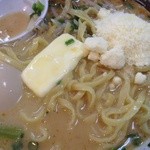 なっくる - 麺アップ、粉チーズとバター載せ