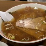 成龍萬寿山上海ラーメン - 仙台人の胃袋を支えてるね　隣も食ってた上海ラーメン