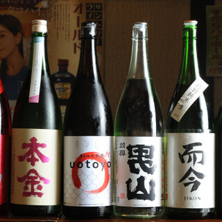 每周提供来自全国各地的稀有日本酒◎提供包括当地酒在内的无限畅饮套餐