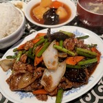 中国名菜処 悟空 - 牛肉とニンニクの芽ブラックペッパー炒め定食