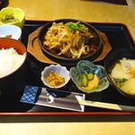 8 base - 田子牛と県産豚Wバラ焼き定食の味噌汁をせんべい汁に変更