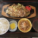 お食事処 たくみ - 焼きそば定食650円。