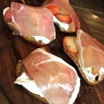 ズッケロ - 【クリームチーズと苺のブルスケッタ　生ハムのせ】