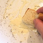 ズッケロ - フォカッチャにプレートのチーズを付けて頂きます