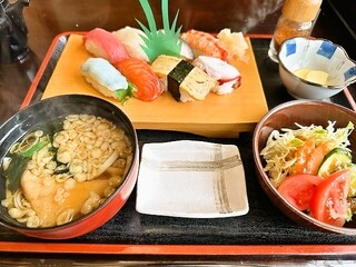 Yoshino Zushi - にぎり八貫定食1000円