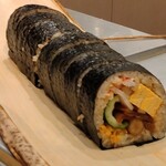 すしやのたい悟 - 中巻き（一般的に言う太巻きです）をアップで。￥２２００