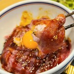 Shinpuku - ①和牛ロース炙りユッケ丼
                      薄切り和牛ロースを軽くガスバーナーで炙って脂を活性化させ旨みを増してあります
                      甘辛タレ&黄身のコクでより濃厚な味わい
                      ご飯が少しダマっぽかったのが残念