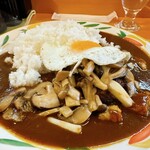 クミン - ハンバーグカレーM 辛さ3倍　キノコのソテー、目玉焼きトッピング