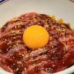 Shinpuku - ①和牛ロース炙りユッケ丼
                      薄切り和牛ロースを軽くガスバーナーで炙って脂を活性化させ旨みを増してあります
                      甘辛タレ&黄身のコクでより濃厚な味わい
                      ご飯が少しダマっぽかったのが残念