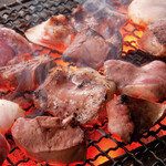 やきとん 大喜利 - 炭火焼きのやきとんは外はこんがり中はジューシーです。