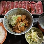 西新宿十九番 - もつ煮と冷牛ステーキ(レア)うす造り(1,000円)