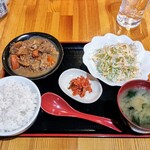 本格炭火焼鶏 酒楽 - モツ煮定食 ¥850