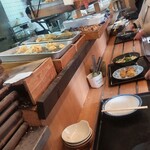 Komachi Udon - おかずはこんな感じで天ぷらがメインで小鉢や白ごはんもあります。