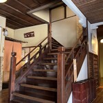 知客茶家 - 入口を入った右手に立派な階段　
