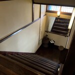 知客茶家 - 階段　踊り場の鏡には　横に右から「ルービスビエ」の文字