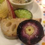 鉄板焼とワイン COCOLO - 紫なのはなんとダイコン！奥の緑なのは…なんとこっちもダイコン！