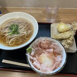 ウドンゴヤ - かけうどんセット(天ぷら別盛り)880円。おかか飯320円。出汁のスッキリとした味わいに極太のうどん麺が美味。お腹パンパンです。