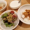 ティーヌン - ブュッフェのサラダ/レッドカレー/鶏と野菜のスープ