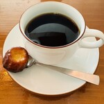 Hachi - 食後のコーヒーとカヌレ