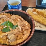 Marugame Seimen - 親子丼はトロリ〜硬めの緩急ある玉子の綴じ具合！　　天ぷらは、イカ、エビ！