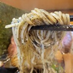 極麺 青二犀 - 麺は黒い