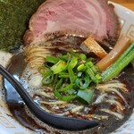 極麺 青二犀 - ラー油の赤も綺麗