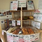 食処 そうしゃん - 店内で販売している前田農園（自家農園）で栽培した野菜の加工品の売り場