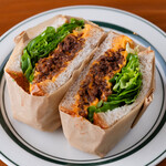 Sandwich & Wine Altro - 牛ミンチとチーズサンド 単品