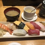 おすし家のいらぶ - おまかせにぎりの全容(茶碗蒸しは最初に出されたので食べ終えてた)