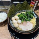 Ichikakuya - 家系ラーメン（醤油）　900円　+　ほうれん草　150円　+　うずら5個　150円