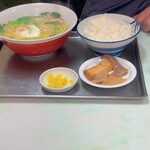 大衆食堂ちとせ - 前のおっさんの定食(盗撮)