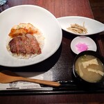 Attaka Ohashi Dainingu Kumagai - ハーフ&ハーフ丼（牛ロースステーキとチキン南蛮）790円