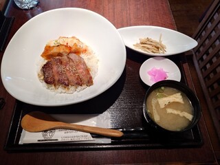 Attaka Ohashi Dainingu Kumagai - ハーフ&ハーフ丼（牛ロースステーキとチキン南蛮）790円